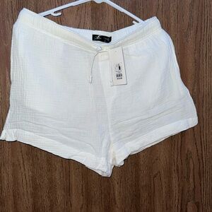 White comfy trouser shorts
Brand NEW!